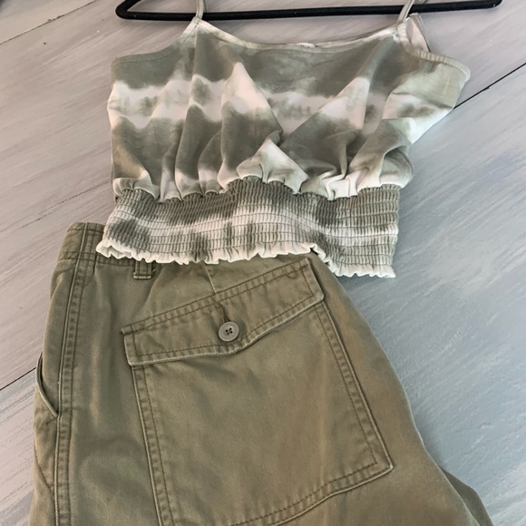 🎁Two pieces One pair of shorts size 1 and a cute crop top size S   (F) - Picture 2 of 11